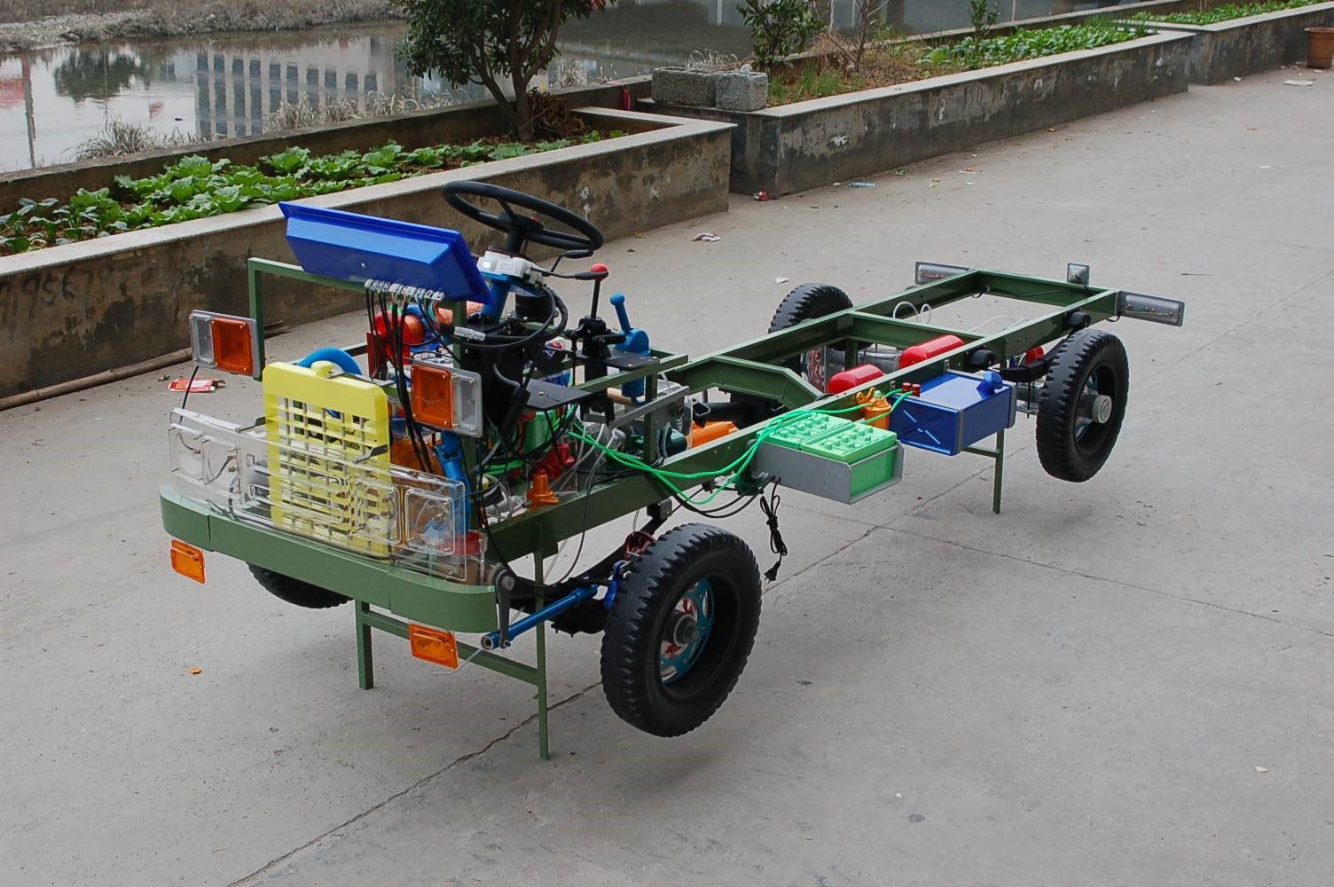 東風(fēng)EQ1118G型透明整車(chē)教學(xué)模型