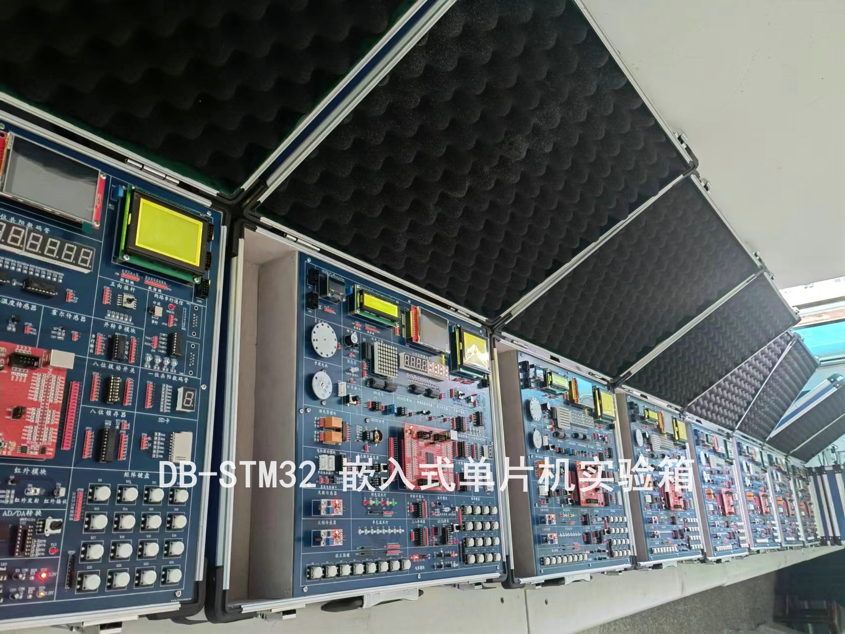 嵌入式單片機(jī)實(shí)驗(yàn)箱(圖2) 嵌入式單片機(jī)實(shí)驗(yàn)箱