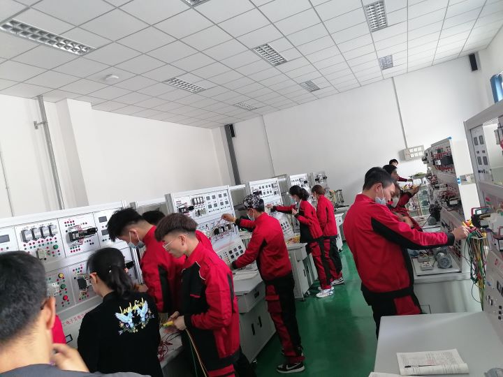 電工技術(shù)實(shí)訓室簡(jiǎn)介(圖1) 電工技術(shù)實(shí)訓室簡(jiǎn)介(圖1)