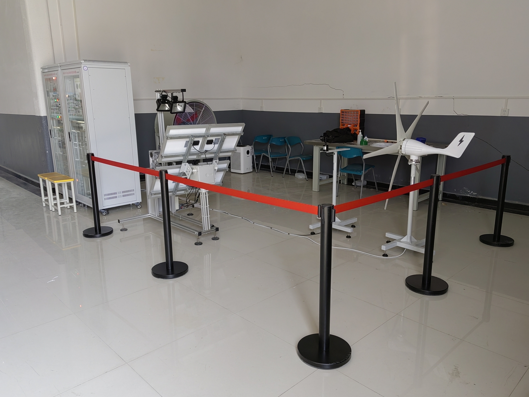 風(fēng)光互補(bǔ)發(fā)電系統(tǒng)實(shí)訓(xùn)裝置(圖2) 風(fēng)光互補(bǔ)發(fā)電系統(tǒng)實(shí)訓(xùn)裝置