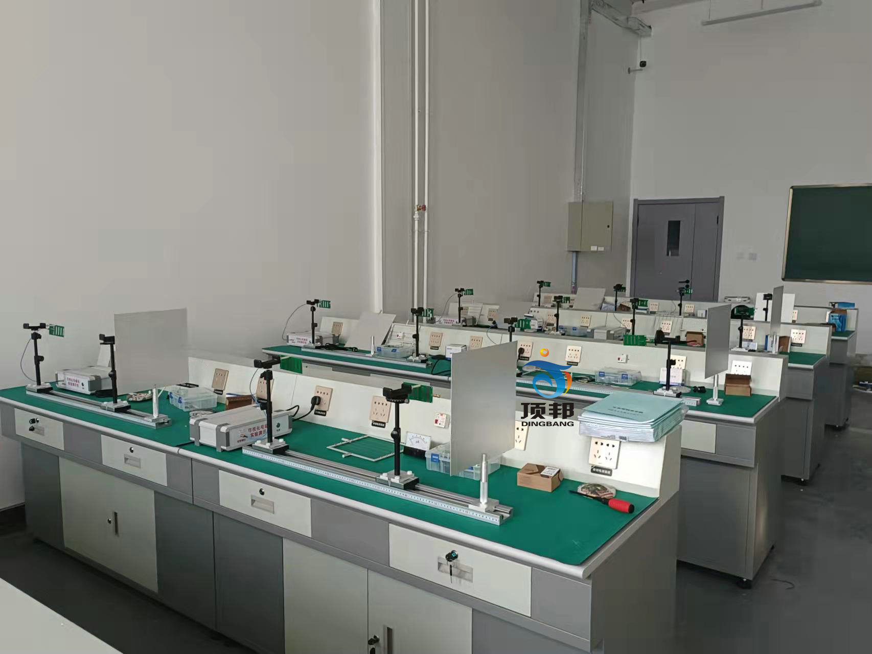 電磁場(chǎng)電磁波可視化教學(xué)實(shí)驗(yàn)系統(tǒng)(圖1) 電磁場(chǎng)電磁波可視化教學(xué)實(shí)驗(yàn)系統(tǒng)