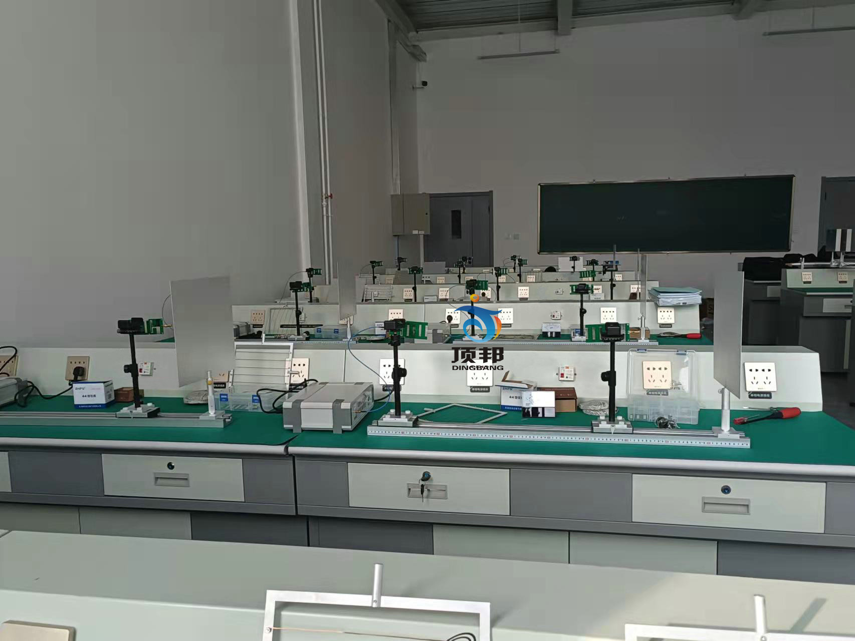 電磁場(chǎng)電磁波可視化教學(xué)實(shí)驗(yàn)系統(tǒng)(圖2) 電磁場(chǎng)電磁波可視化教學(xué)實(shí)驗(yàn)系統(tǒng)