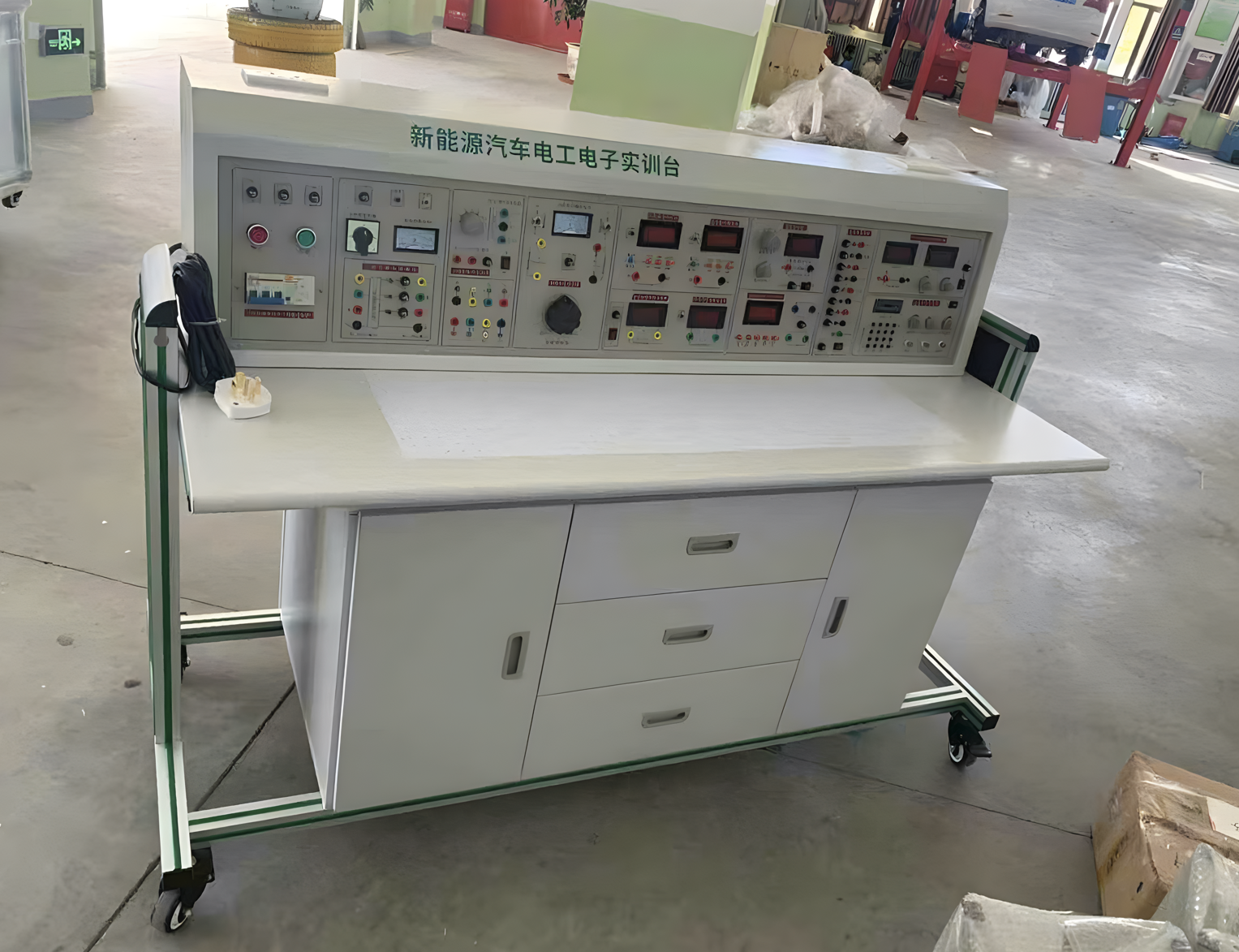 新能源汽車(chē)電工電子實(shí)訓臺
