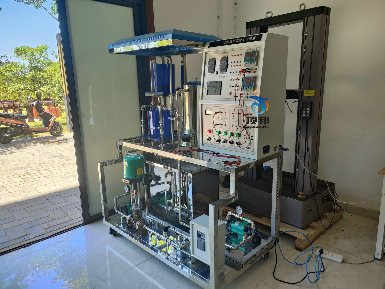 過(guò)程控制儀表工實(shí)訓(xùn)裝置(圖1) 過(guò)程控制儀表工實(shí)訓(xùn)裝置