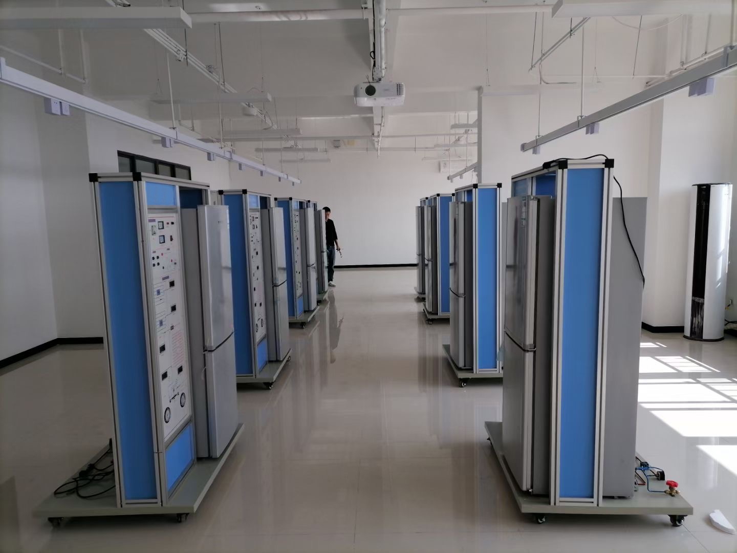 電冰箱制冷系統(tǒng)實(shí)訓(xùn)考核裝置(圖2) 電冰箱制冷系統(tǒng)實(shí)訓(xùn)考核裝置