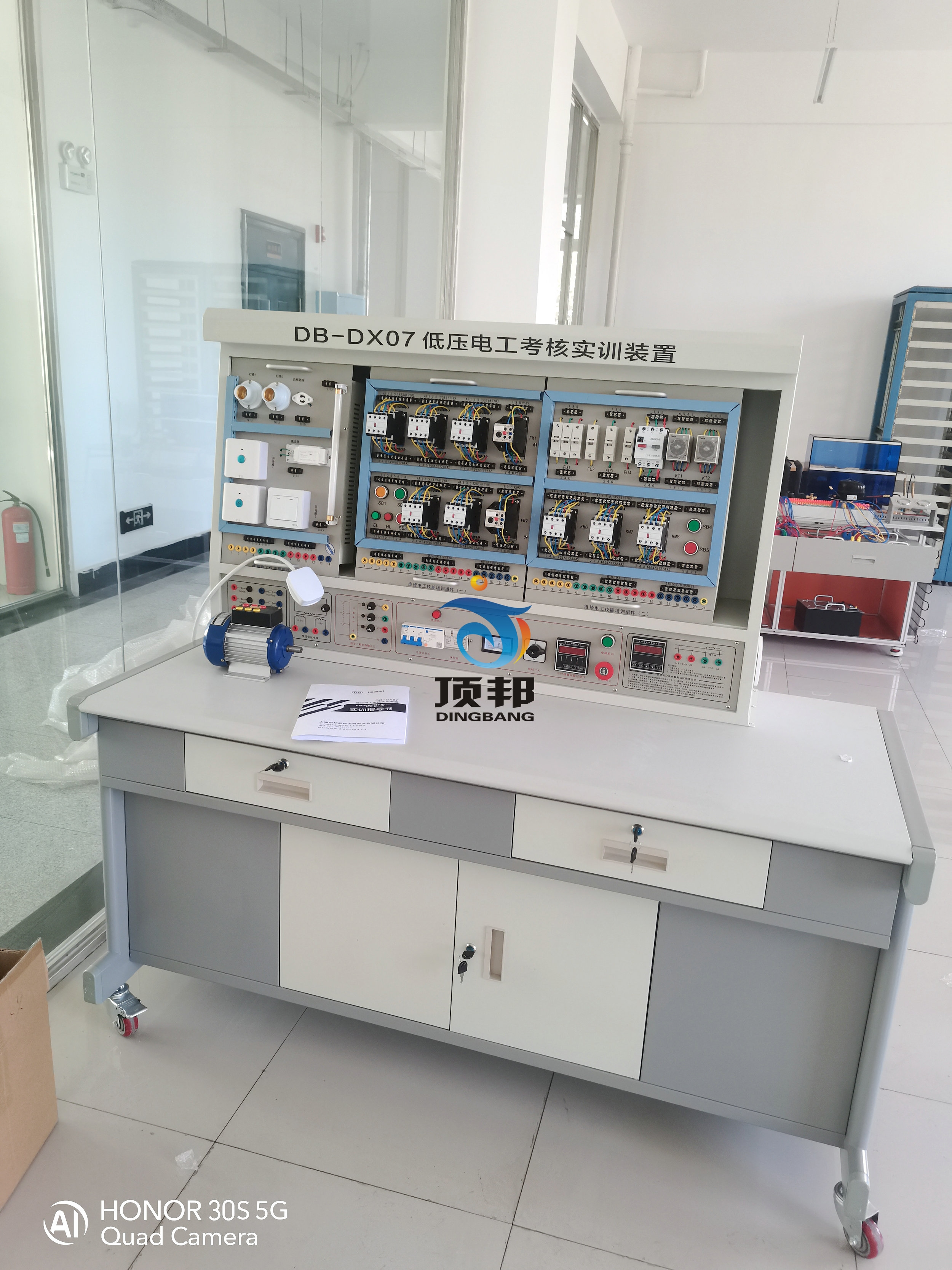 低壓電工考核實訓(xùn)裝置(圖1) 低壓電工考核實訓(xùn)裝置