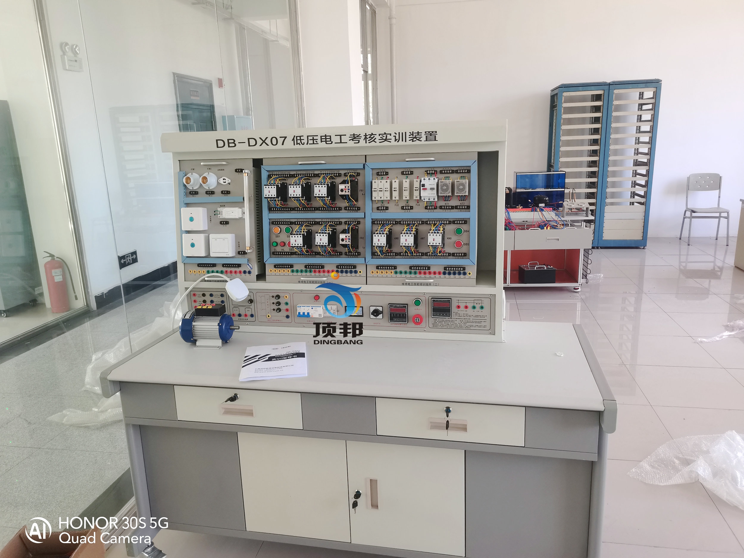 低壓電工考核實訓(xùn)裝置(圖2) 低壓電工考核實訓(xùn)裝置