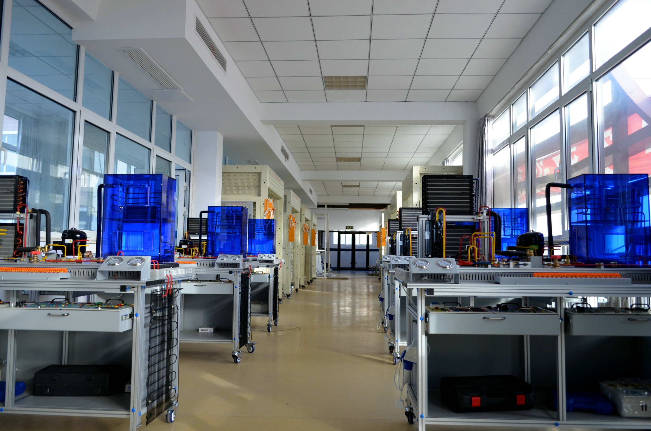 現(xiàn)代制冷與空調系統(tǒng)技能實訓裝置(圖2) 現(xiàn)代制冷與空調系統(tǒng)技能實訓裝置